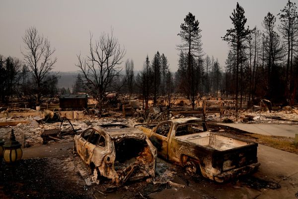 Hàng chục ngôi nhà bị thiêu rụi hoàn toàn bởi một vụ cháy rừng ở Spokane, bang Washington - Sputnik Việt Nam