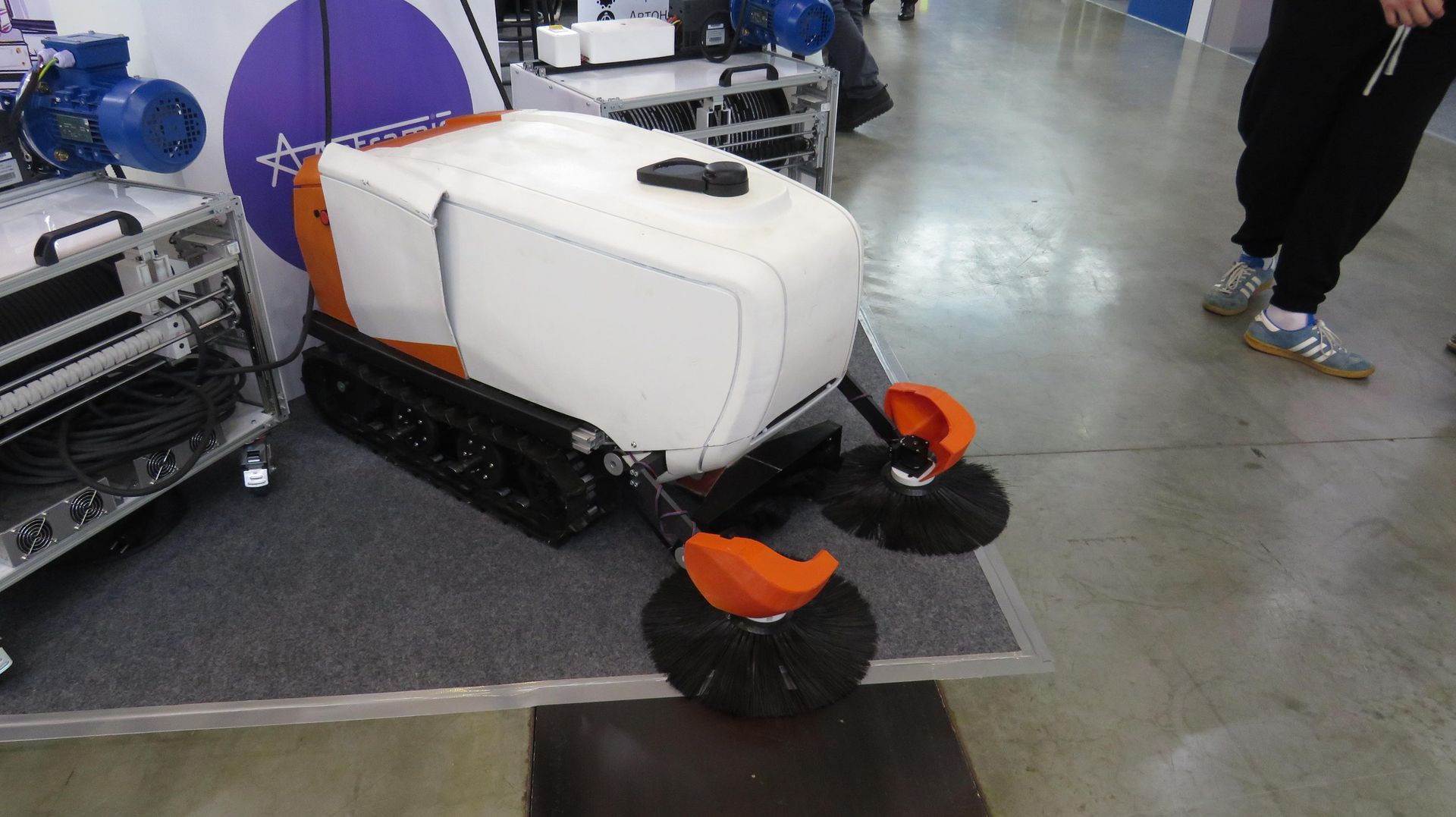 Robot dọn dẹp chuyên dụng cho các không gian công nghiệp Astramis Surfex Unit - Sputnik Việt Nam, 1920, 04.08.2026