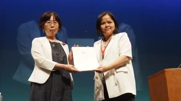 Bà Dương Thị Nga - Phó Tổng thư ký Ủy ban Hòa bình Việt Nam trao Thông điệp của Tổng Bí thư, Chủ tịch nước Tô Lâm tới Ban tổ chức hội nghị - Sputnik Việt Nam
