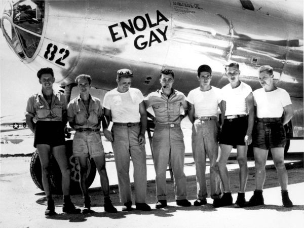 Tổ bay của máy bay ném bom B-29 Enola Gay đã thả bom nguyên tử xuống Hiroshima, Nhật Bản cùng chụp dưới đất - Sputnik Việt Nam
