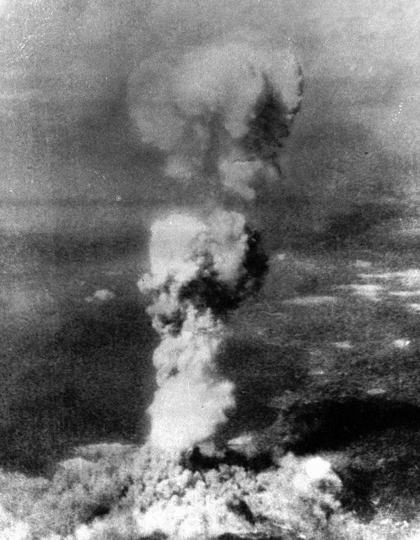 Cột khói cao 6.700 mét (20.000 feet) bốc lên trên Hiroshima sau khi quả bom nguyên tử đầu tiên, Little Boy, được thả xuống - Sputnik Việt Nam