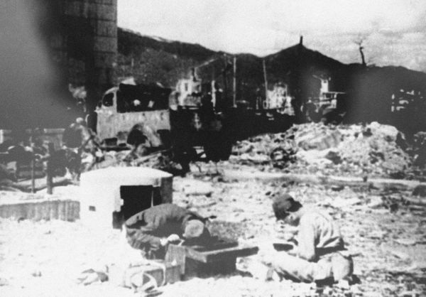 Các nhà khoa học Nhật Bản kiểm tra mức độ phóng xạ ở trung tâm Hiroshima, ngày 1 tháng 9 năm 1945 - Sputnik Việt Nam