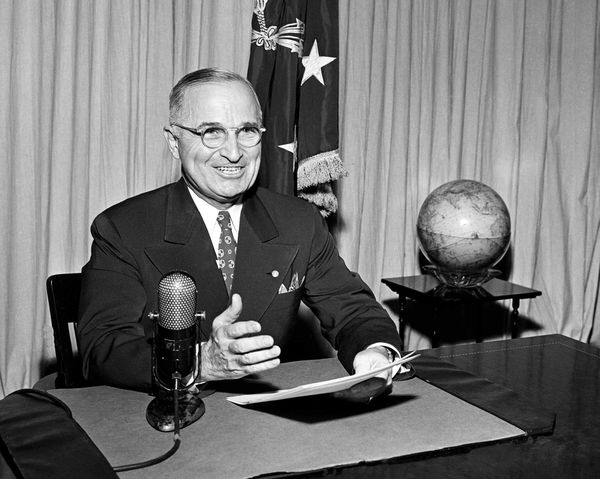 Tổng thống Hoa Kỳ Harry Truman trong bài phát biểu tại Nhà Trắng ở Washington, năm 1945 - Sputnik Việt Nam