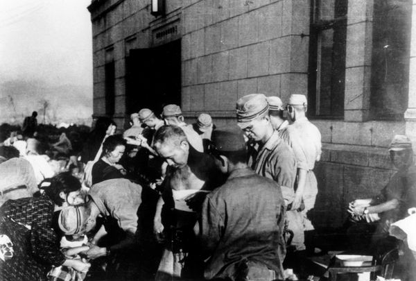 Các cán bộ quân y đang điều trị cho người dân Hiroshima sống sót sau vụ ném bom nguyên tử - Sputnik Việt Nam
