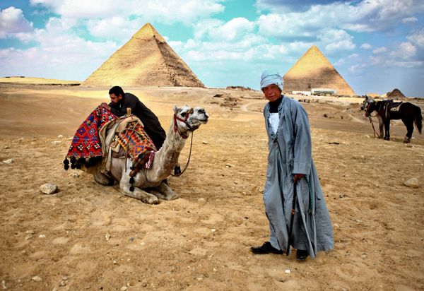 Những người dân địa phương đứng tại các kim tự tháp ở Giza - Sputnik Việt Nam