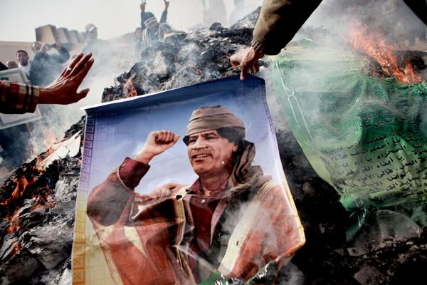 Người dân Benghazi đốt chân dung Muammar Gaddafi, Libya - Sputnik Việt Nam