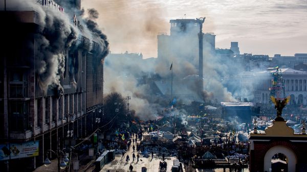 Дым от пожаров и сторонники оппозиции на площади Независимости в Киеве во время Евромайдана - Sputnik Việt Nam