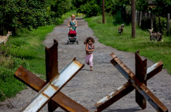 Cư dân của làng Semenovka, nơi thường xuyên bị quân đội Ukraina nã pháo - Sputnik Việt Nam