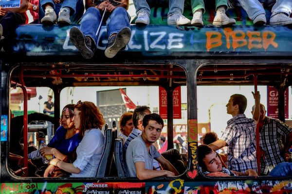 Cư dân trên xe buýt cách mạng tại Quảng trường Taksim ở Istanbul - Sputnik Việt Nam