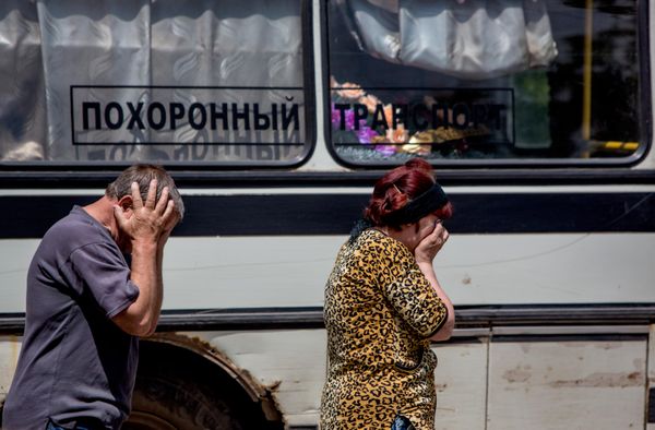 Lễ tang của một y tá từ bệnh viện thành phố Slavyansk, người đã thiệt mạng trong một vụ tấn công bằng súng cối vào bệnh viện - Sputnik Việt Nam