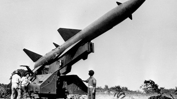 Một bệ phóng tên lửa trong một đơn vị quân đội Việt Nam - Sputnik Việt Nam