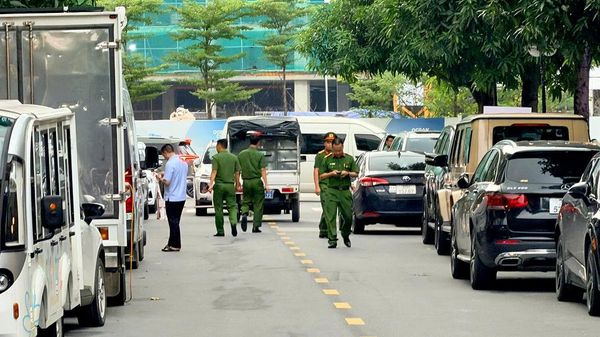Công an xuất hiện ở trước nhà Huấn Hoa Hồng - Sputnik Việt Nam