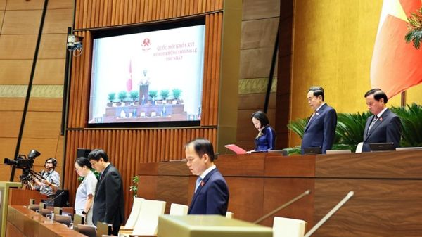 Quốc hội Việt Nam dành một phút mặc niệm Chủ tịch Quốc hội Lào Xaysomphone Phomvihane - Sputnik Việt Nam