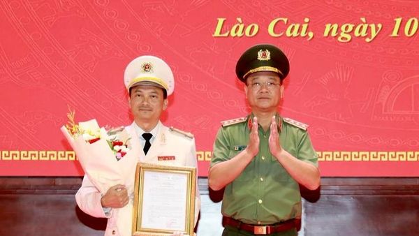 Thượng tướng Phạm Thế Tùng, Thứ trưởng Bộ Công an, trao quyết định của Bộ trưởng Bộ Công an cho Đại tá Trịnh Khắc Cường - Sputnik Việt Nam