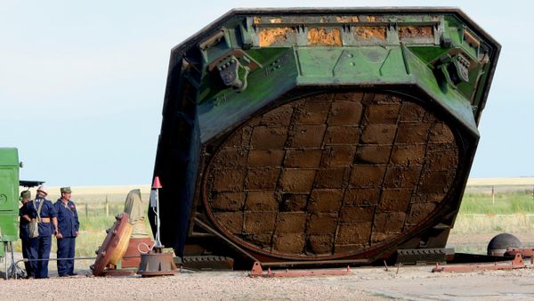 Nâng nắp bệ phóng tên lửa RS-20 (Voevoda). - Sputnik Việt Nam