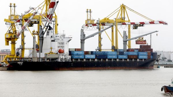 Bốc xếp hàng nhập khẩu tại cảng MPC Hải Phòng - Sputnik Việt Nam