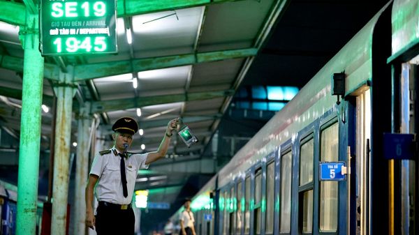 Trưởng tàu Cao Hùng Nam làm tín hiệu cho tàu chạy khi tàu đã đảm bảo các điều kiện an toàn - Sputnik Việt Nam