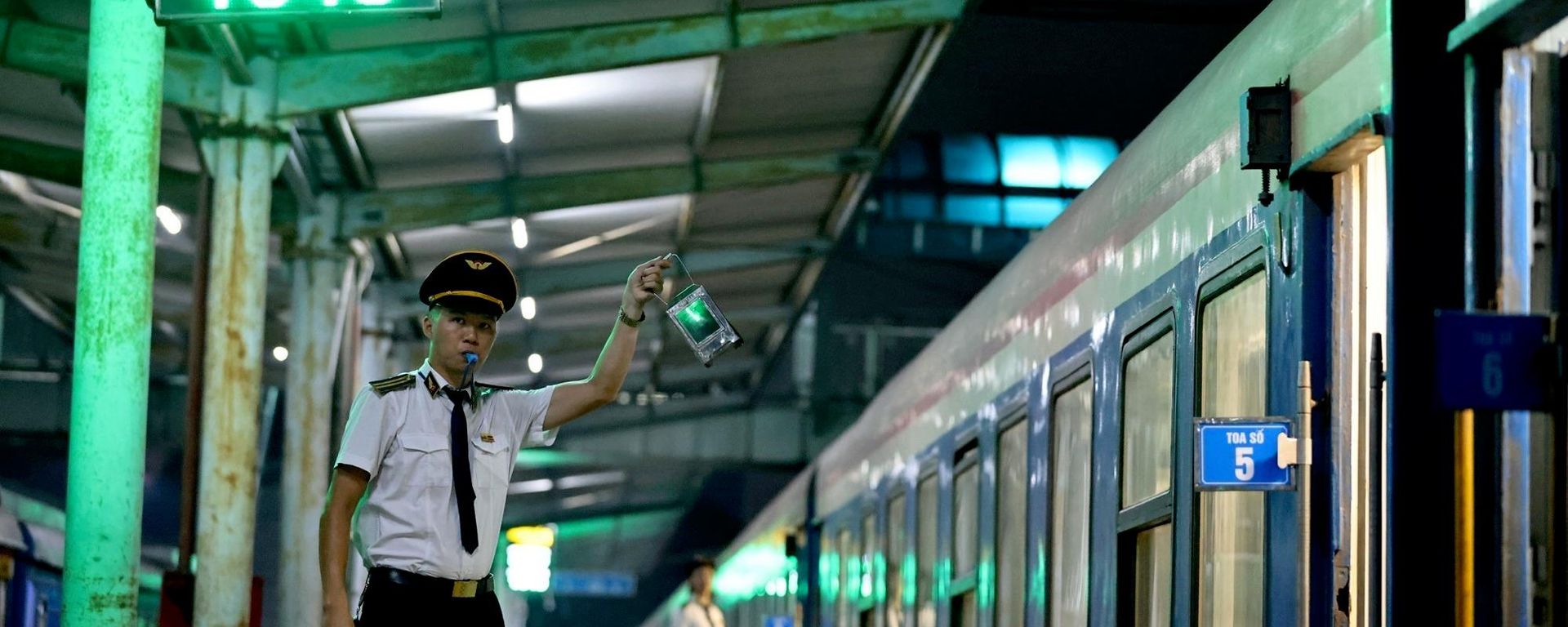 Trưởng tàu Cao Hùng Nam làm tín hiệu cho tàu chạy khi tàu đã đảm bảo các điều kiện an toàn - Sputnik Việt Nam, 1920, 11.08.2026