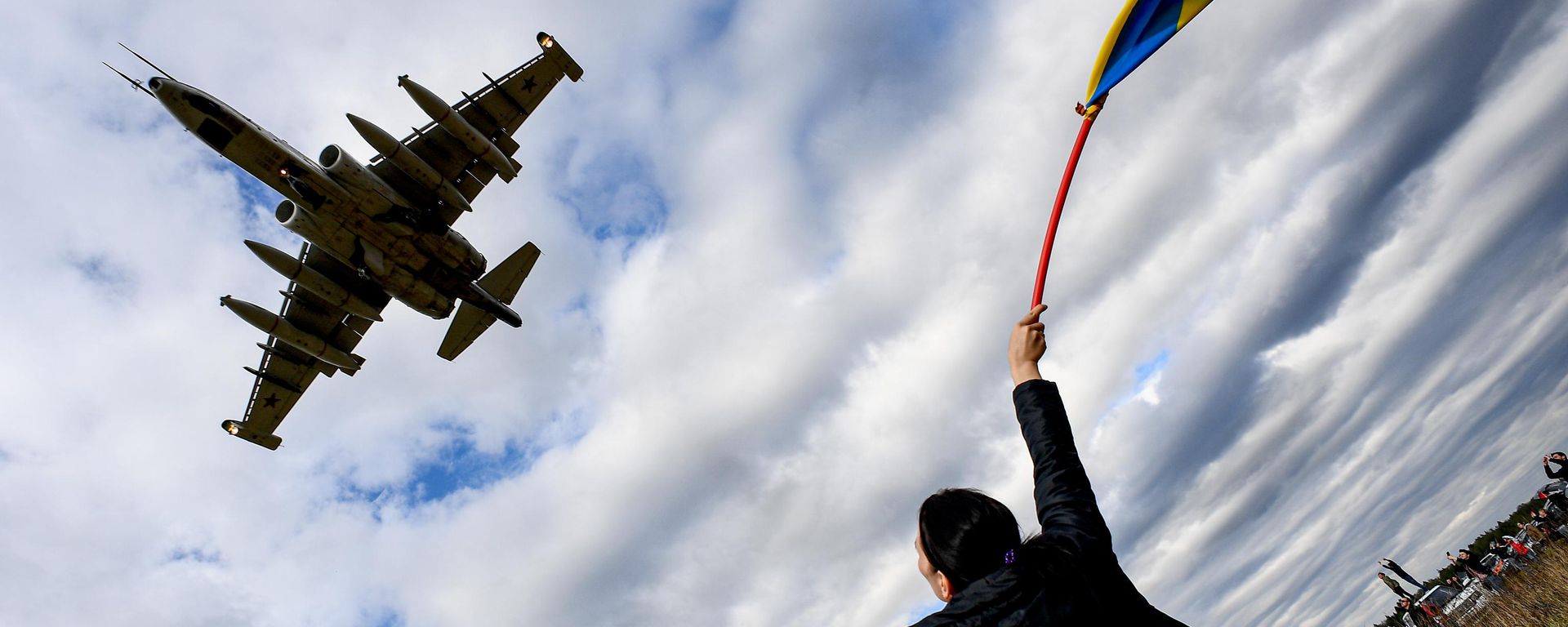 Штурмовик Су-25 выступает на авиационном празднике - Sputnik Việt Nam, 1920, 12.08.2026