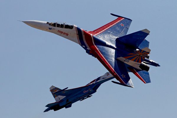 Đội biểu diễn nhào lộn trên không "Hiệp sĩ Nga" bay biểu diễn trên máy bay chiến đấu Su-27. - Sputnik Việt Nam