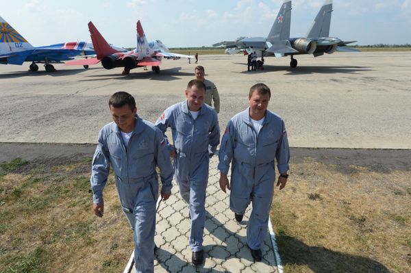 Các thành viên của đội biểu diễn nhào lộn trên không "Chim én". - Sputnik Việt Nam