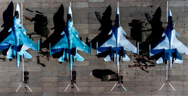 Máy bay chiến đấu-ném bom Su-34 (trái) và máy bay chiến đấu đa năng Su-30SM. - Sputnik Việt Nam