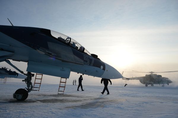 Các thành viên của đội bay biểu diễn "Chim ưng Nga" tại Sân bay Tolmachevo ở Novosibirsk. - Sputnik Việt Nam