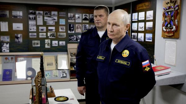 Ông Putin đã quan sát diễn biến giai đoạn kết thúc cuộc tập trận của Hạm đội Thái Bình Dương (TOF) từ trên tàu tuần dương tên lửa Varyag - Sputnik Việt Nam