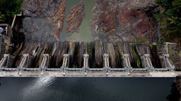 Плотина Каррайсо и низкий уровень воды в реке ниже по течению во время засухи в Трухильо-Альто, Пуэрто-Рико - Sputnik Việt Nam