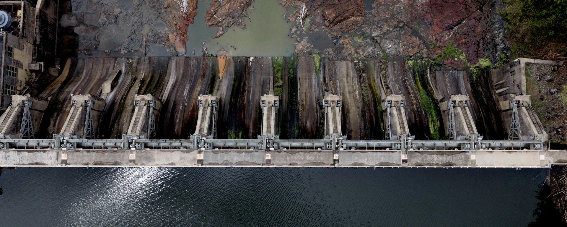 Плотина Каррайсо и низкий уровень воды в реке ниже по течению во время засухи в Трухильо-Альто, Пуэрто-Рико - Sputnik Việt Nam, 1920, 15.08.2026