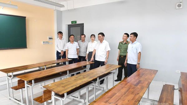 Đồng chí Phó Chủ tịch UBND tỉnh Đỗ Anh Tuấn kiểm tra cơ sở vật chất phòng thi - Sputnik Việt Nam