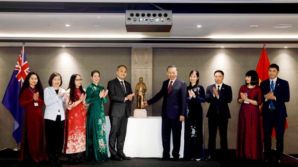 Tổng Bí thư, Chủ tịch nước gặp gỡ cán bộ, nhân viên Đại sứ quán Việt Nam tại New Zealand - Sputnik Việt Nam
