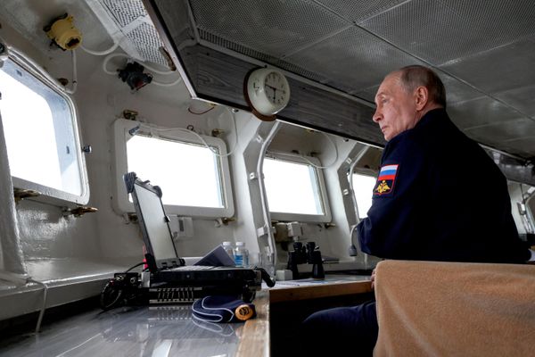 Tổng thống Nga Vladimir Putin trên tàu tuần dương tên lửa Varyag trong giai đoạn cuối của cuộc tập trận Hạm đội Thái Bình Dương - Sputnik Việt Nam