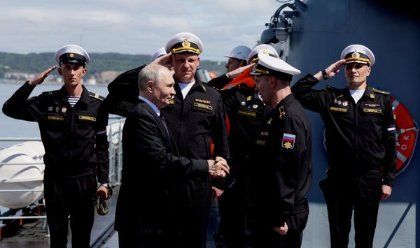 Tổng thống Nga Vladimir Putin trên tàu tuần dương tên lửa Varyag trong giai đoạn cuối của cuộc tập trận Hạm đội Thái Bình Dương - Sputnik Việt Nam
