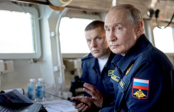 Tổng thống Nga Vladimir Putin trên tàu tuần dương tên lửa Varyag trong giai đoạn cuối của cuộc tập trận Hạm đội Thái Bình Dương - Sputnik Việt Nam