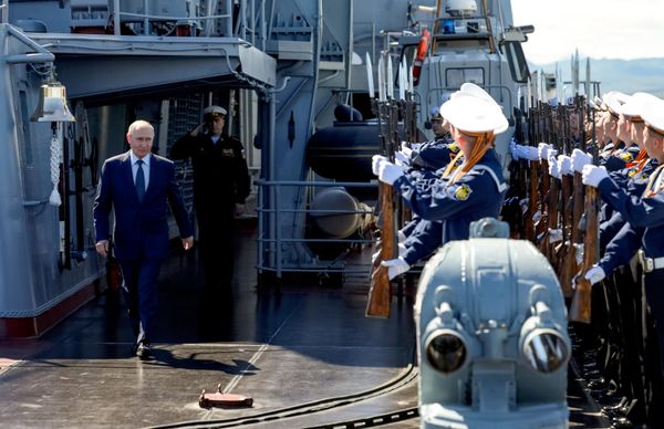 Tổng thống Nga Vladimir Putin trên tàu tuần dương tên lửa Varyag sau khi kết thúc cuộc tập trận Hạm đội Thái Bình Dương - Sputnik Việt Nam