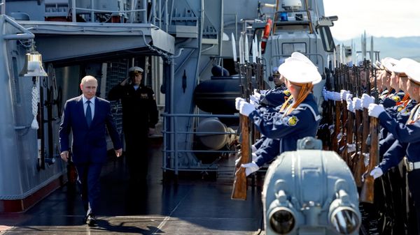 Президент России Владимир Путин на ракетном крейсере Варяг после завершения учений Тихоокеанского флота - Sputnik Việt Nam
