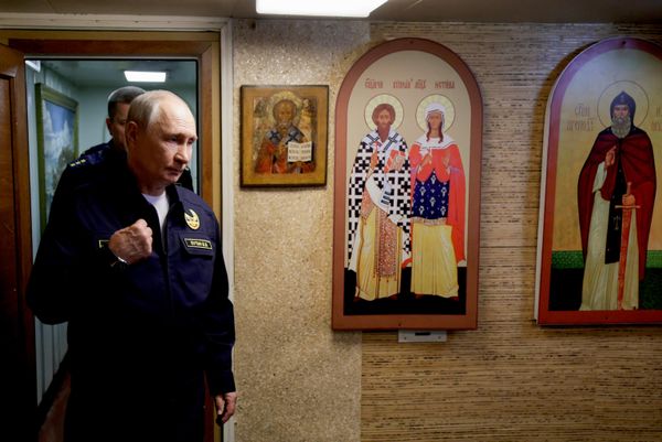 Tổng thống Nga Vladimir Putin tại nhà thờ di động trên tàu tuần dương tên lửa Varyag trong giai đoạn cuối của cuộc tập trận Hạm đội Thái Bình Dương - Sputnik Việt Nam