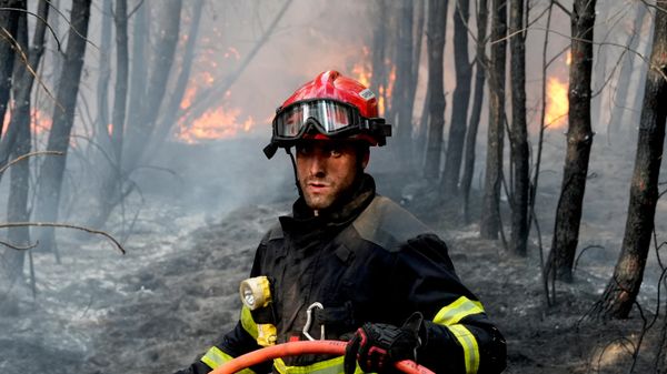 Пожарный тушит пожар недалеко от Благона во время лесных пожаров на юго-западе Франции - Sputnik Việt Nam