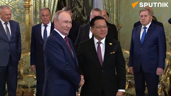 Tổng thống Nga Vladimir Putin gặp nhà lãnh đạo Myanmar Min Aung Hlaing - Sputnik Việt Nam
