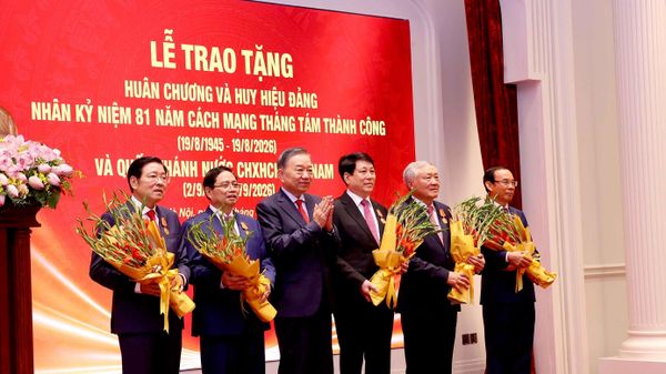 Tổng Bí thư, Chủ tịch nước Tô Lâm trao tặng Huân chương Hồ Chí Minh cho các đồng chí nguyên lãnh đạo Đảng, Nhà nước - Sputnik Việt Nam