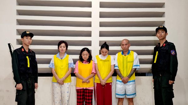 Các bị can Lã Thúy Kiều, Phùng Thị Khanh, Nguyễn Thị Hương Lan và Lê Văn Phú (từ trái sang) tại cơ quan công an - Sputnik Việt Nam