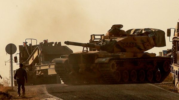 Một chiếc xe tăng của Lực lượng vũ trang Thổ Nhĩ Kỳ gần biên giới với Syria - Sputnik Việt Nam