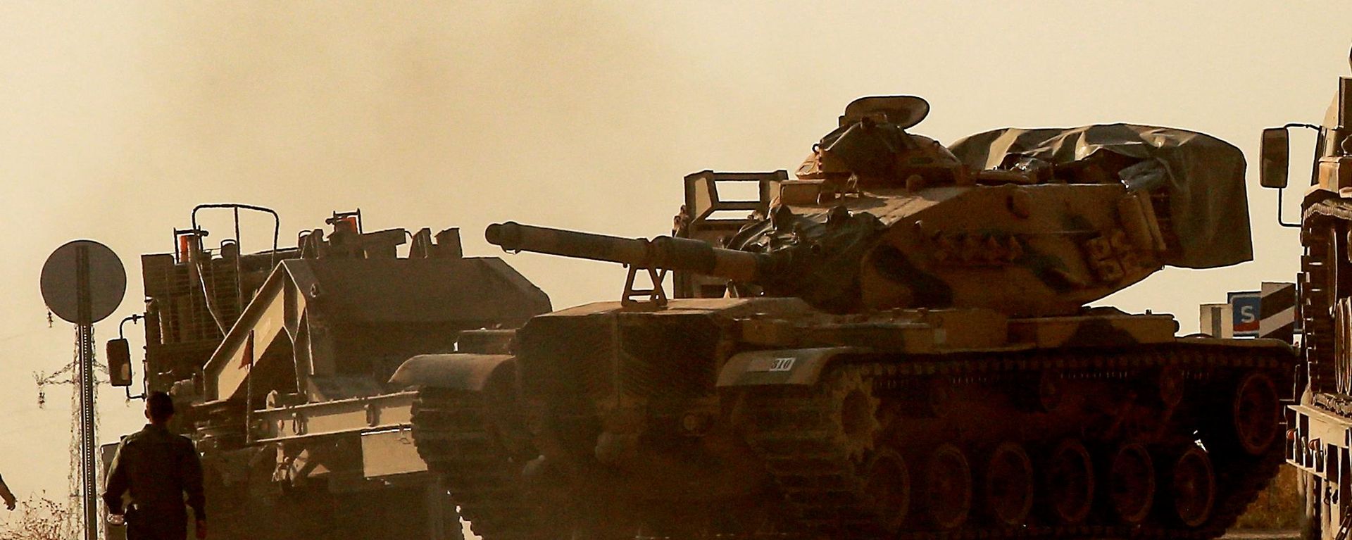 Một chiếc xe tăng của Lực lượng vũ trang Thổ Nhĩ Kỳ gần biên giới với Syria - Sputnik Việt Nam, 1920, 19.08.2026