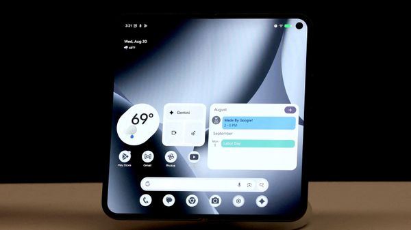 Мобильный телефон Google Pixel 10 Pro Fold представлен на мероприятии Сделано Google, США - Sputnik Việt Nam