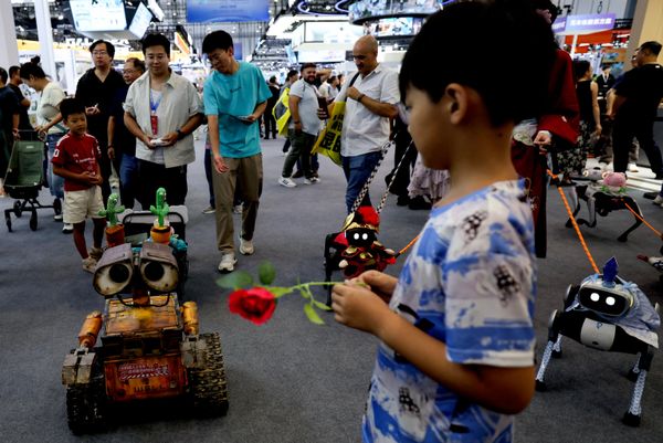 Robot phong cách WALL-E di chuyển trong khu vực triển lãm tại Hội nghị robot thế giới 2026 ở Bắc Kinh, Trung Quốc. - Sputnik Việt Nam
