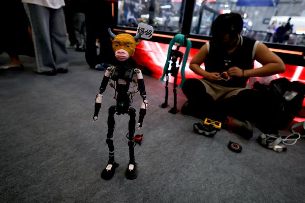 Robot có phần đầu mô phỏng nhân vật trong phim hoạt hình Trung Quốc Nu Lai tại Hội nghị robot thế giới 2026 ở Bắc Kinh, Trung Quốc.   - Sputnik Việt Nam