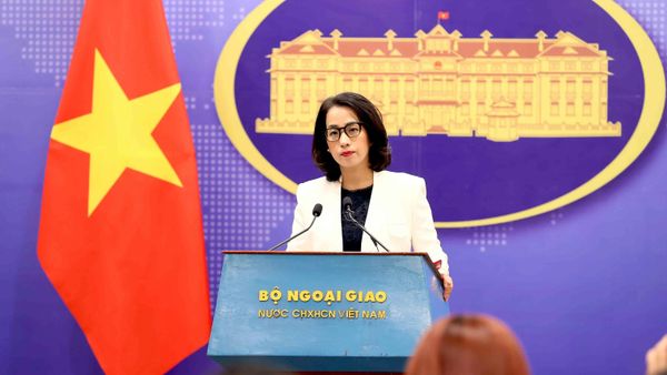 Người phát ngôn Bộ Ngoại giao Phạm Thu Hằng chủ trì họp báo - Sputnik Việt Nam