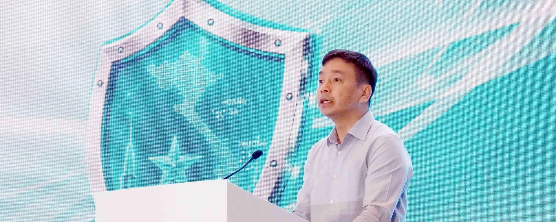 Trung tướng Lê Xuân Minh, Cục trưởng Cục An ninh mạng và phòng, chống tội phạm sử dụng công nghệ cao, Bộ Công an phát biểu khai mạc hội nghị - Sputnik Việt Nam, 1920, 21.08.2026