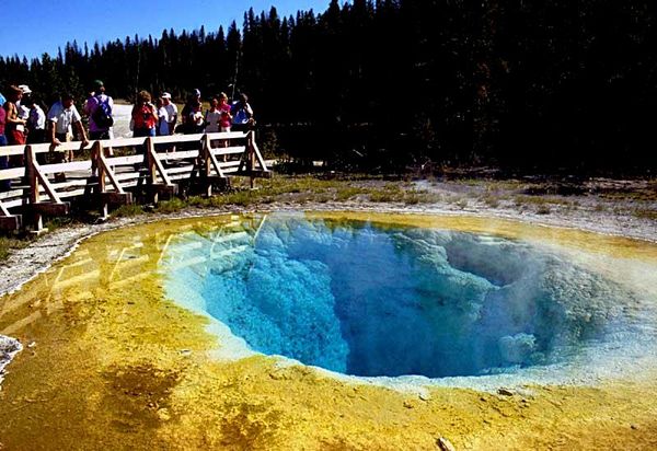 Hồ Morning Glory, Vườn quốc gia Yellowstone, Hoa Kỳ. Hồ nước nóng nhỏ này sâu khoảng 2.200 mét, có nước thay đổi màu sắc từ tím đậm sang xanh ngọc nhạt, đôi khi chuyển cả sang màu xanh lá cây. Nước trong hồ cũng liên tục thay đổi—đôi khi tĩnh lặng, đôi khi sủi bọt, hoặc thậm chí phun trào như kiểu mạch nước nóng Hồ Morning Glory, Vườn quốc gia Yellowstone, Hoa Kỳ. Hồ nước nóng nhỏ này sâu khoảng 2.200 mét, có nước thay đổi màu sắc từ tím đậm sang xanh ngọc nhạt, đôi khi chuyển cả sang màu xanh lá cây. Nước trong hồ cũng liên tục thay đổi—đôi khi tĩnh lặng, đôi khi sủi bọt, hoặc thậm chí phun trào như kiểu mạch nước nóng - Sputnik Việt Nam